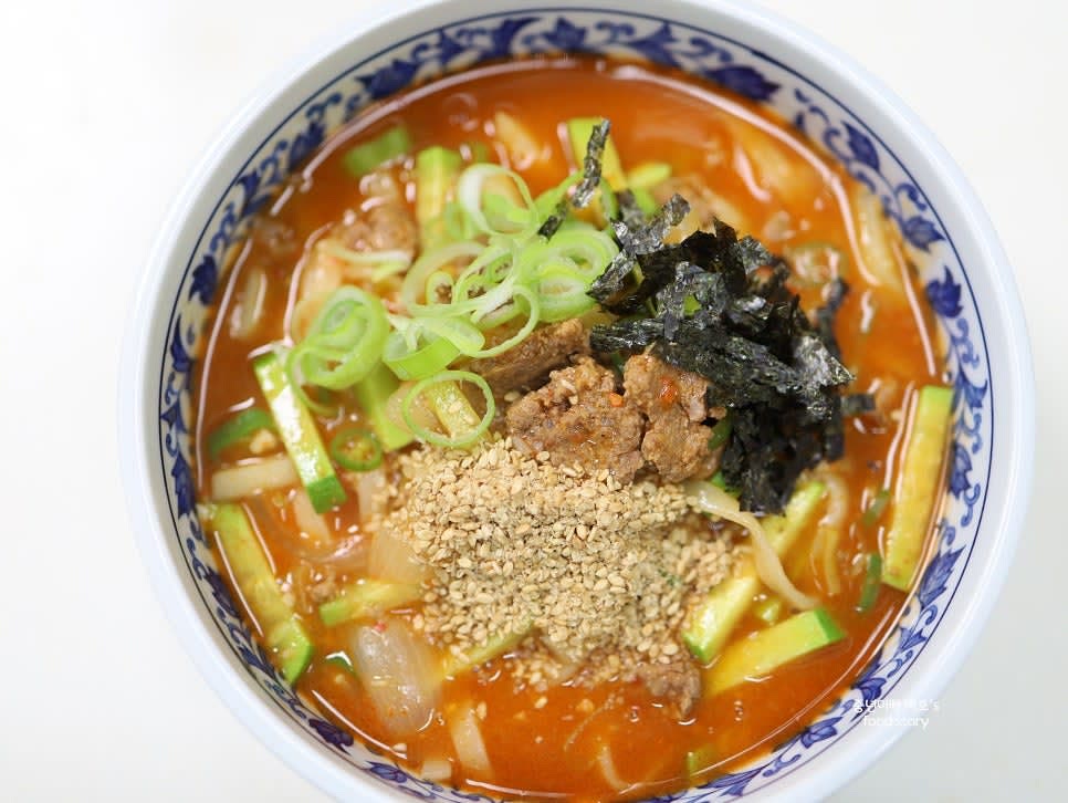 그릇에 면과 국물을 담고, 대파, 김가루, 깻가루를 고명으로 올려 마무리합니다.