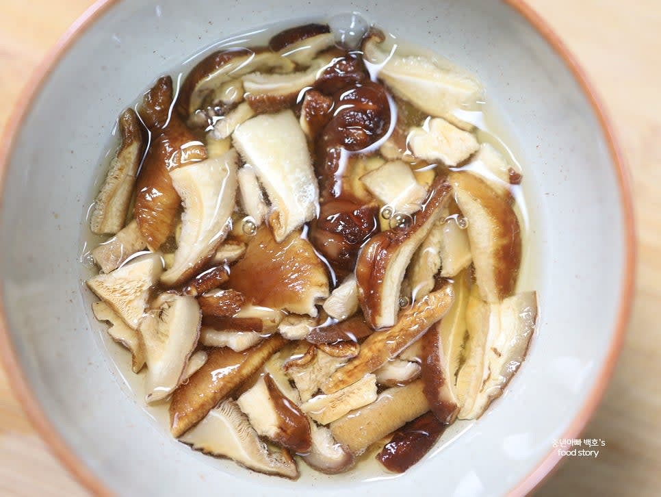 말린 표고버섯을 미지근한 물에 20~30분간 불린 후, 손으로 물기를 꼭 짜줍니다.