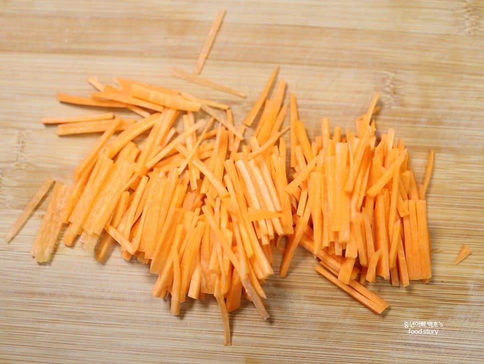 당근은 적당한 길이로 자르고, 채 썰어 준비합니다. 고정된 면을 바닥에 놓아 안전하게 썰어줍니다.