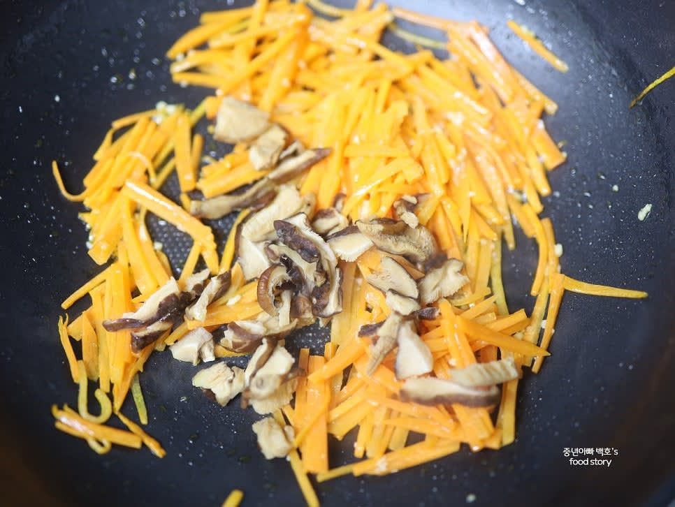 불린 표고버섯을 팬에 넣고, 소금 1/2티스푼과 후추를 약간 뿌려줍니다.