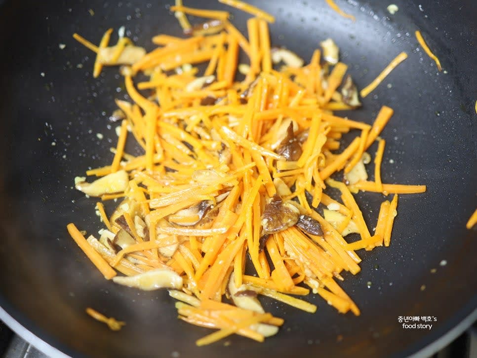 모든 재료가 익을 때까지 중약불에서 잘 볶아줍니다.