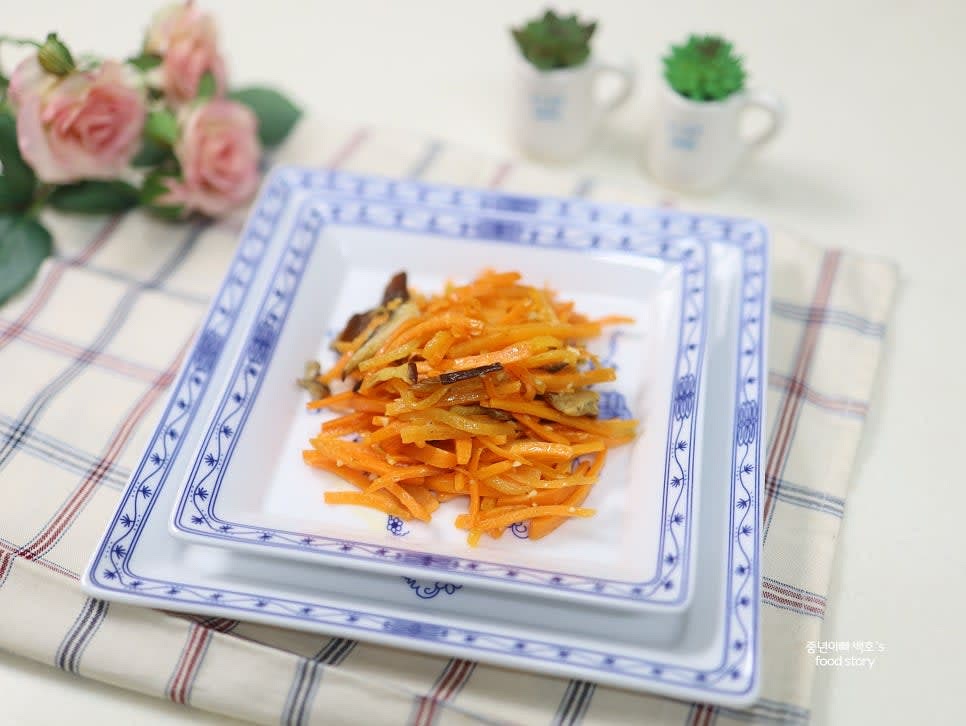 그릇에 담아 반찬으로 제공하거나, 비빔밥 재료로 활용합니다.