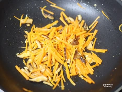 나물을 준비합니다. 고사리, 시금치, 무생채, 당근, 표고버섯을 각각 나물로 볶거나 데쳐서 준비합니다.