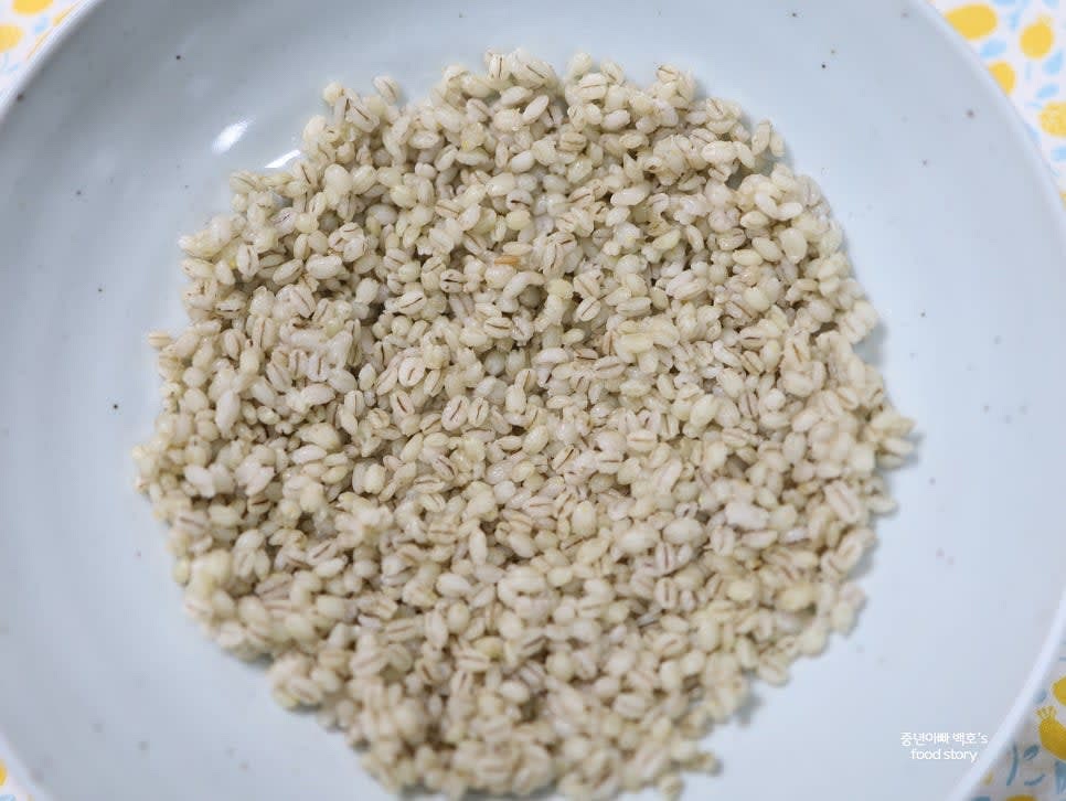 즉석 찰보리밥을 전자레인지에서 조리 후 넓은 그릇에 담아줍니다.