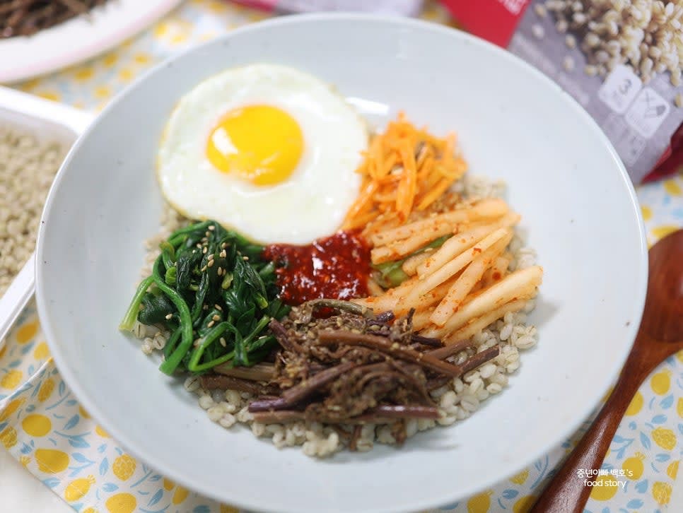 달걀 프라이를 하나 만들어 나물 옆에 올립니다.