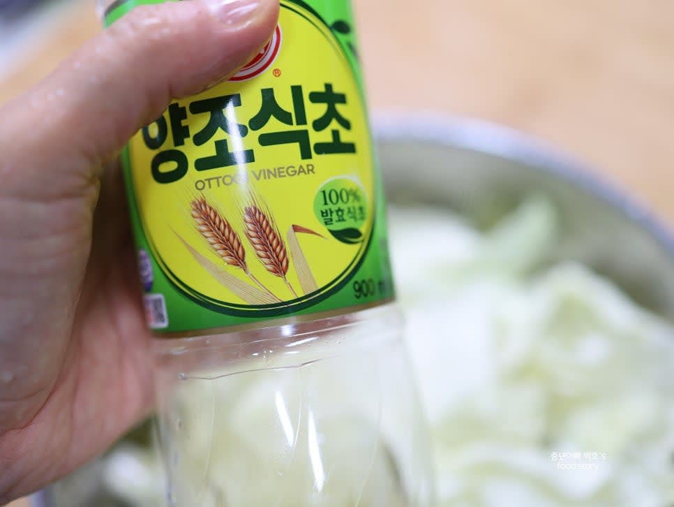 양배추를 낱장으로 분리한 후 베이킹 소다를 푼 물에 1차 세척하고, 식초를 탄 물에 2차 세척하여 깨끗이 씻어주세요.