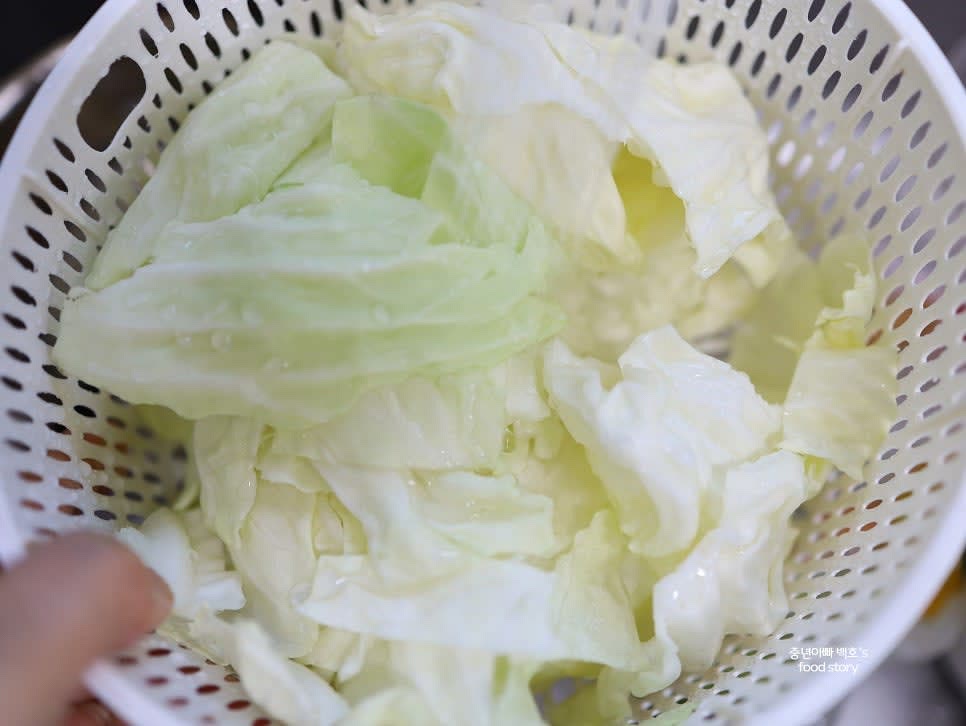양배추를 야채 탈수기를 사용하여 물기를 제거한 후, 약 3~4cm 길이로 채 썰어 준비합니다.