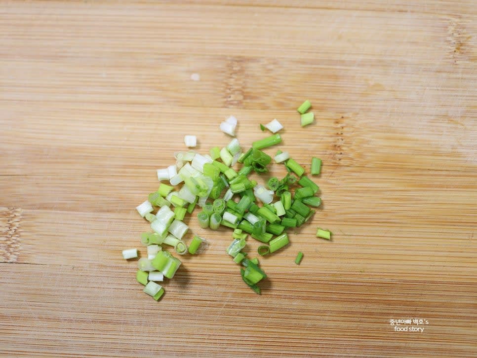 쪽파 또는 대파를 1T 분량으로 송송 썰어 준비합니다.
