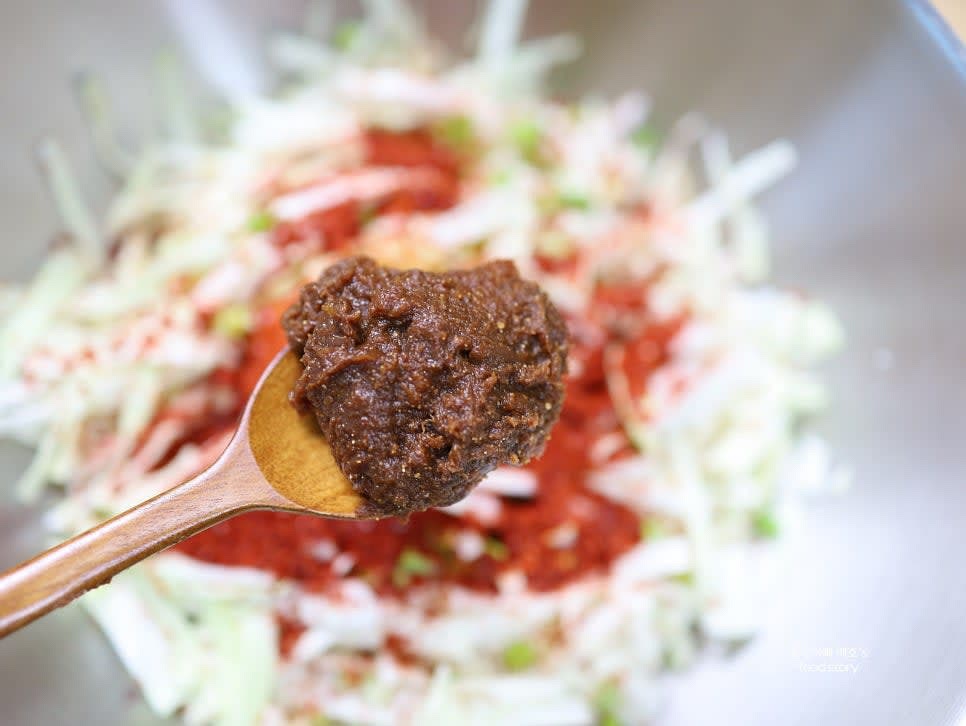 믹싱 볼에 썰어둔 양배추와 쪽파를 담고, 다진 마늘 1T, 고춧가루 2T, 된장 1T를 넣고 초벌로 조물조물 무쳐줍니다.