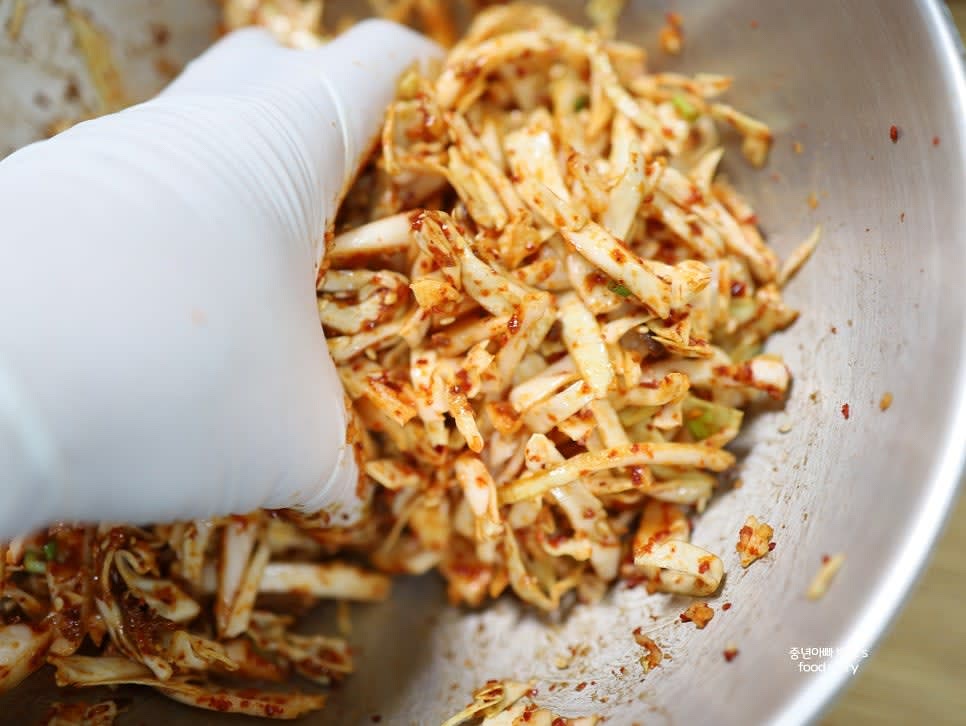 식초 2T, 참기름 2T, 통깨 2T를 넣고 양념이 고루 배이도록 손으로 조물조물 무쳐줍니다.