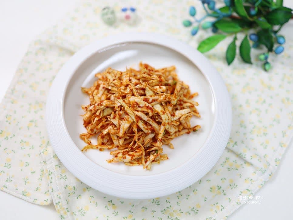 양념이 잘 섞인 양배추무침을 접시에 담아 완성합니다.