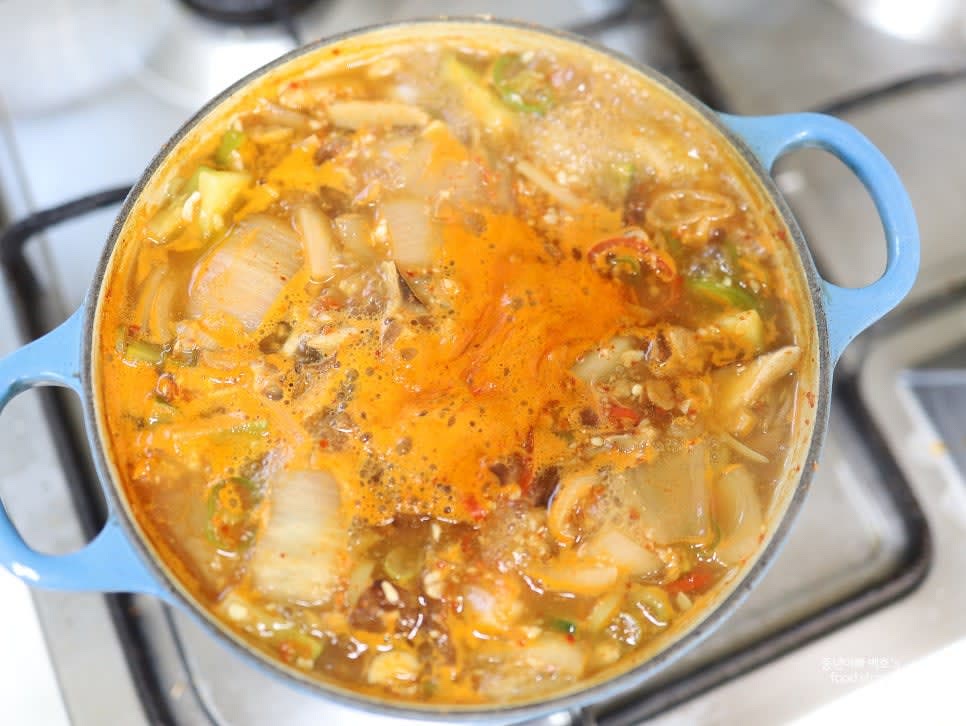 전체 재료가 잘 익으면 간을 맞추고 완성된 찌개를 그릇에 담아냅니다.