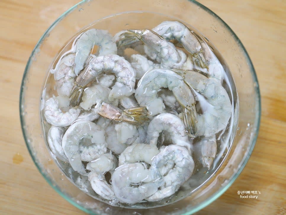 냉동새우를 찬물에 해동한 후 깨끗이 씻어 물기를 제거합니다.