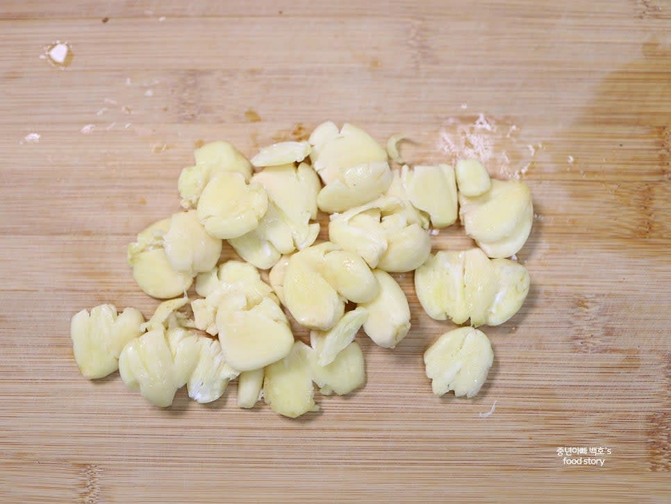 통마늘은 칼 등으로 살짝 으깨고, 버섯은 먹기 좋은 크기로 썰어 준비합니다.