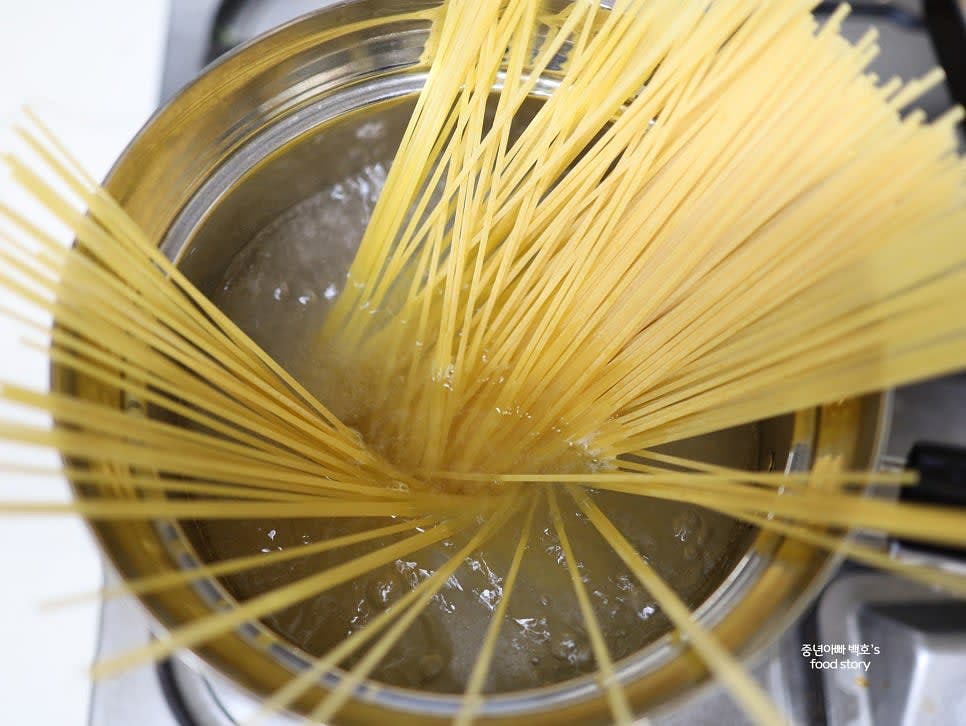 스파게티 면은 물 2000ml에 소금 1/2스푼을 넣고 삶은 후 채반에 밭쳐 물기를 제거합니다. 올리브오일 1스푼으로 코팅합니다.