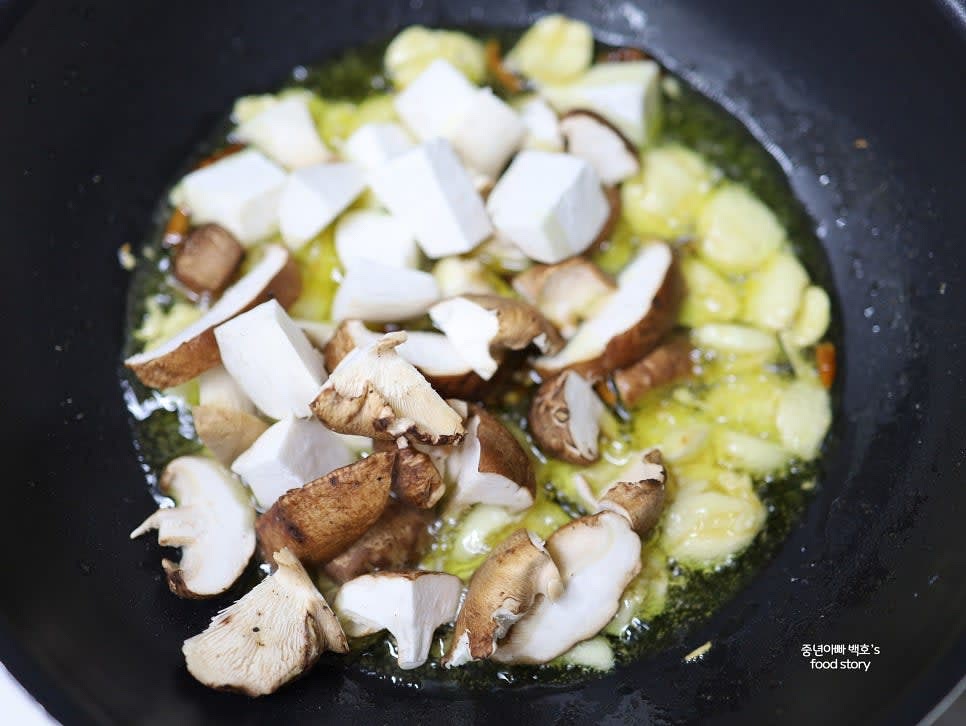 버섯을 넣고 살짝 볶아줍니다.