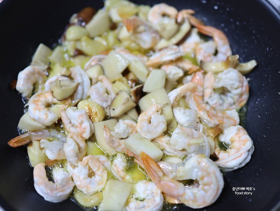 새우를 넣고 익을 때까지 볶아줍니다. 새우가 붉게 변하면 치킨스톡 1스푼과 후추를 넣어 간을 맞춥니다.