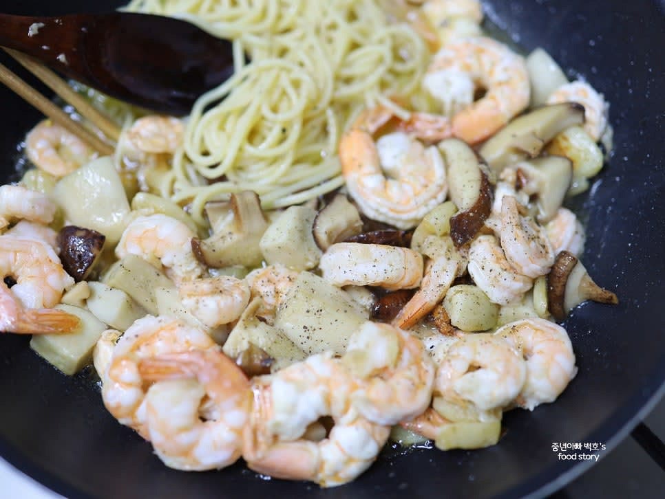삶아 둔 스파게티 면을 함께 넣고 오일에 잘 섞어줍니다.