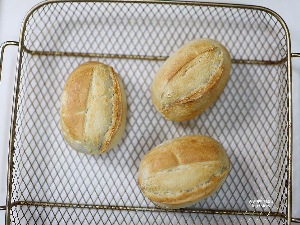 바게트 빵은 에어프라이어에 살짝 구워 함께 준비합니다.