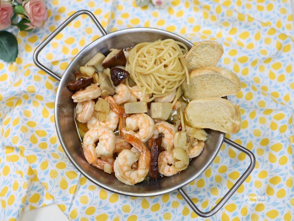 완성된 감바스를 그릇에 담고 바게트와 함께 제공하거나, 파스타와 함께 먹습니다.