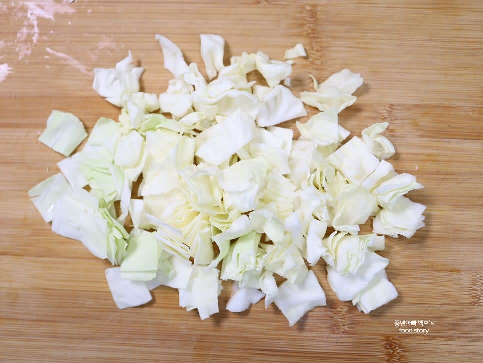 양배추를 네모 형태로 썰어 준비합니다. 베이킹 소다와 식초를 탄 물에 각각 2~3분간 담근 후 깨끗이 세척합니다.