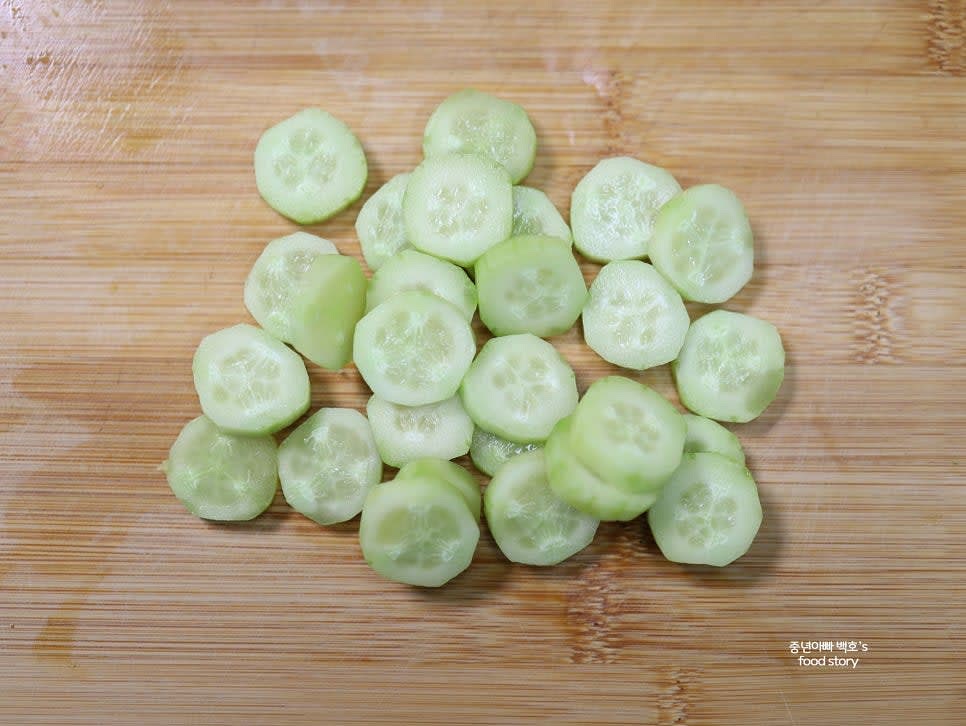 오이 1/2개를 송송 썰어 준비합니다.