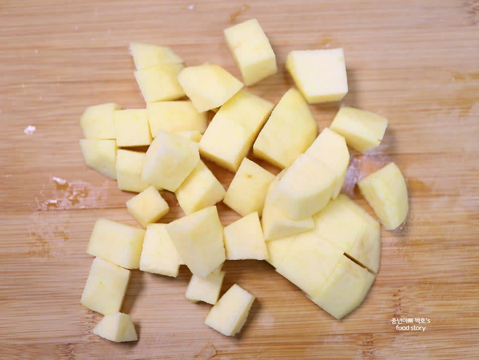 사과 1알은 껍질을 깎아 네모 형태로 자릅니다.