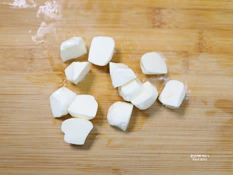 스낵킹 모짜렐라치즈는 반으로 잘라 준비하거나, 한 알 그대로 사용합니다.