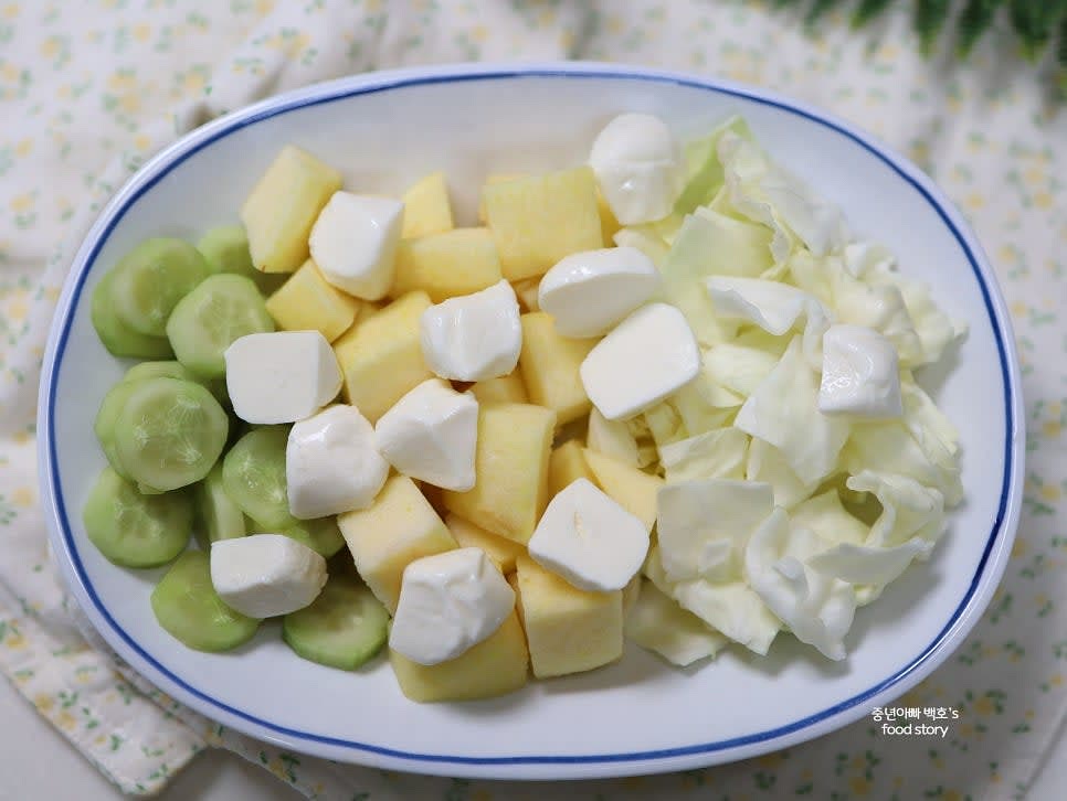 그릇에 양배추, 오이, 사과, 모짜렐라치즈를 담습니다.