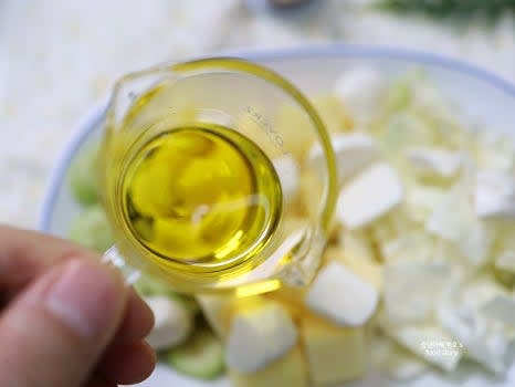 올리브오일 2스푼과 발사믹 식초 1스푼을 섞어 드레싱으로 뿌립니다.