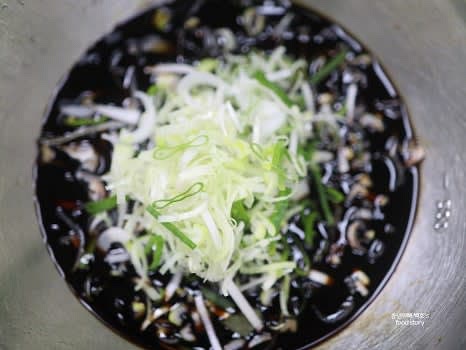 진간장, 알룰로스, 다진 마늘, 다진 생강, 참기름, 후추, 생수를 섞어 양념장을 만듭니다. 대파를 송송 썰어 추가합니다.