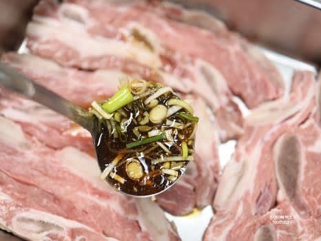 갈비를 넓은 바트에 한 겹씩 깔고 양념장을 듬뿍 뿌립니다. 이 과정을 반복합니다.