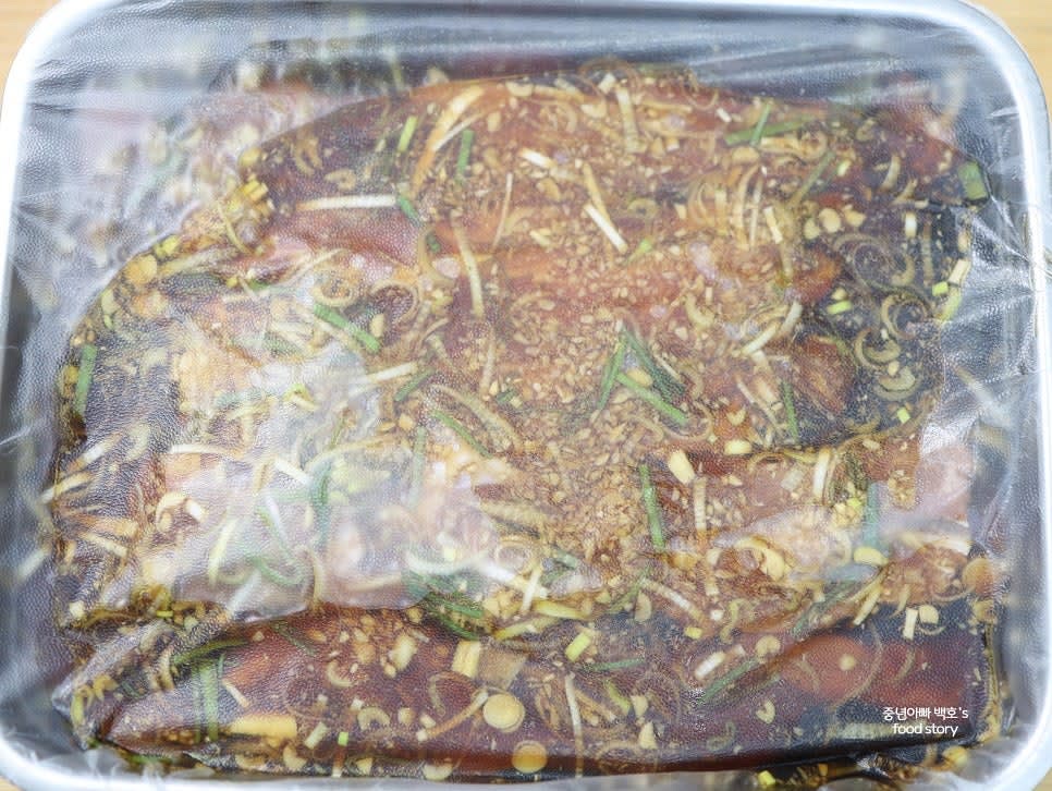 랩으로 덮은 후 냉장고에서 반나절에서 하루 동안 숙성시킵니다.