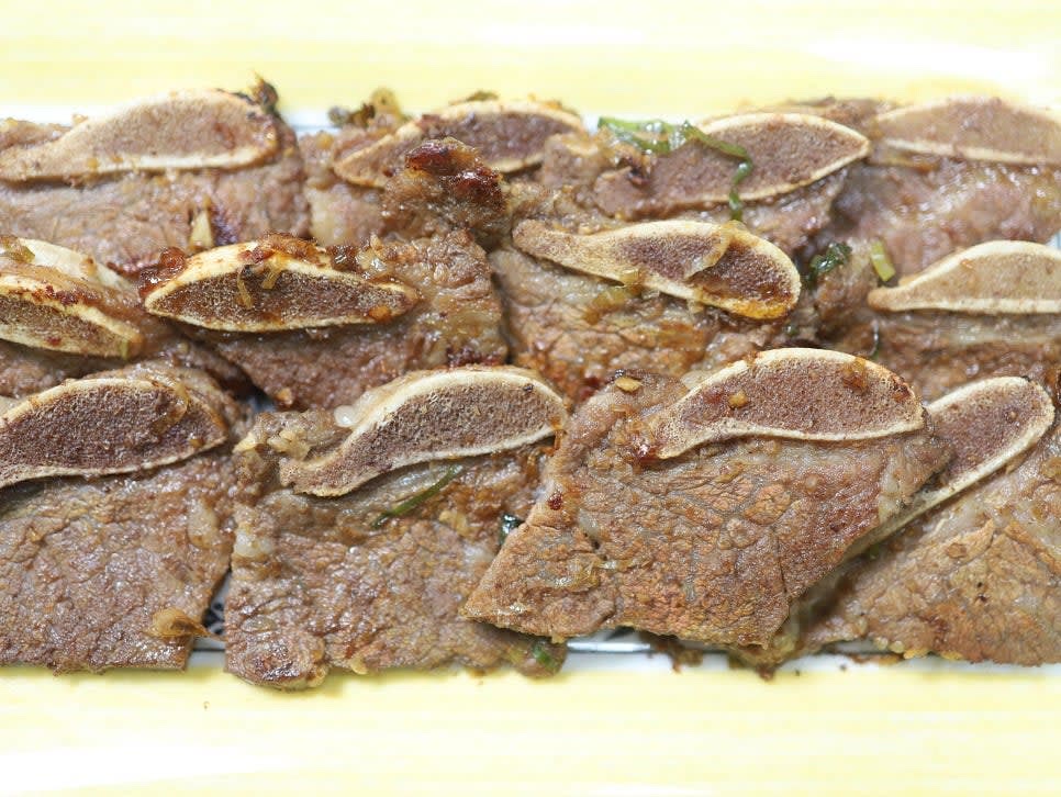 구운 갈비는 먹기 좋은 크기로 자르고, 쪽파를 뿌려 마무리합니다.