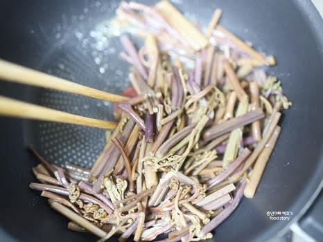 팬에 식용유 1스푼을 넣고 중약불에서 고사리를 살짝 볶습니다.