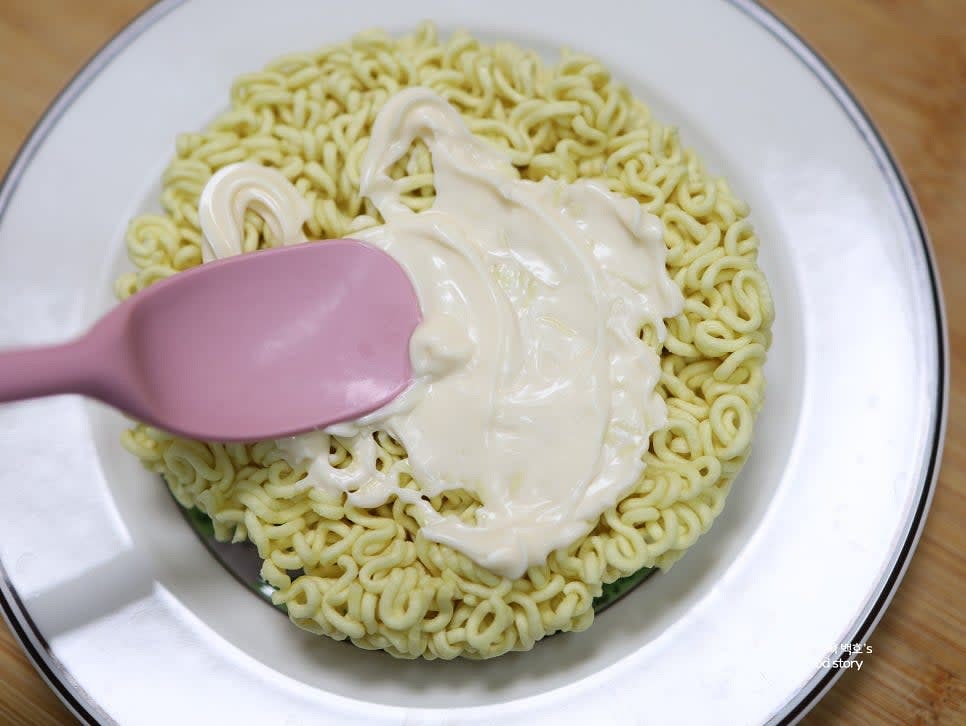 라면 위에 마요네즈를 1~2스푼 골고루 펴 발라줍니다. 바깥쪽 1cm는 남겨두세요.