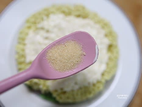 마요네즈 위에 황설탕을 1티스푼 골고루 뿌립니다.