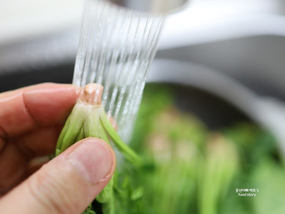 시금치의 뿌리와 잎을 손질하고 깨끗이 세척합니다. 흐르는 물에 헹구어 흙과 이물질을 제거합니다.