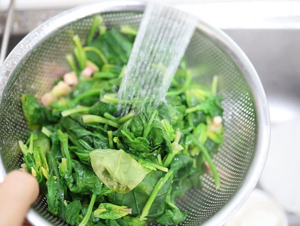 끓는 물에 소금 1/2스푼을 넣고 시금치를 10~15초간 데칩니다. 살짝 데친 후 재빨리 흐르는 물에 헹구어 잔열로 익지 않게 합니다.