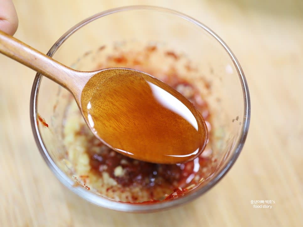 믹싱 볼에 고춧가루 1/2T, 다진 마늘 1T, 매실액 1T, 고추장 1T, 연두 1T, 참기름 1T, 통깨 1T를 넣어 양념장을 만듭니다.