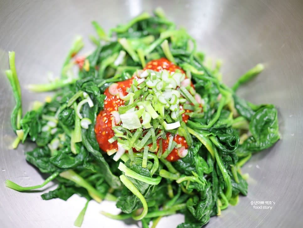 대파 2T를 송송 썰어 넣고 한 번 더 가볍게 무칩니다.