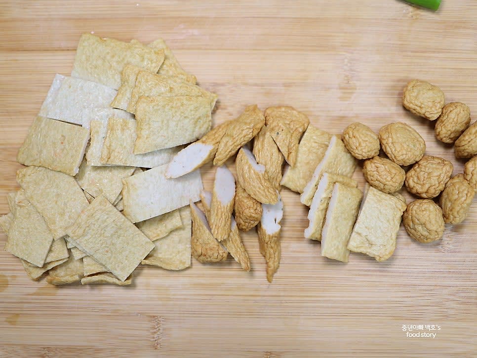 어묵은 적당한 크기로 잘라 준비합니다. 무는 얇게 썰어 준비하고, 청양고추는 3~4조각으로 자릅니다.