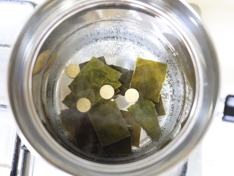 냄비에 생수 2000ml를 넣고 국물용 다시마 20장과 멸치육수용 동전 4알을 넣어 끓입니다.