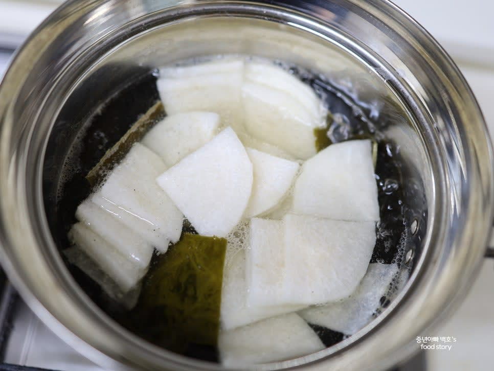 썰어둔 무를 냄비에 넣고 센 불에서 팔팔 끓입니다. 끓기 시작하면 3분간 더 끓인 뒤 다시마를 건져냅니다.