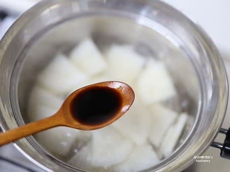 육수에 맛술 1T, 진간장 1T, 알룰로스 1/2T, 다진 마늘 1/2T를 넣고 잘 섞어줍니다.