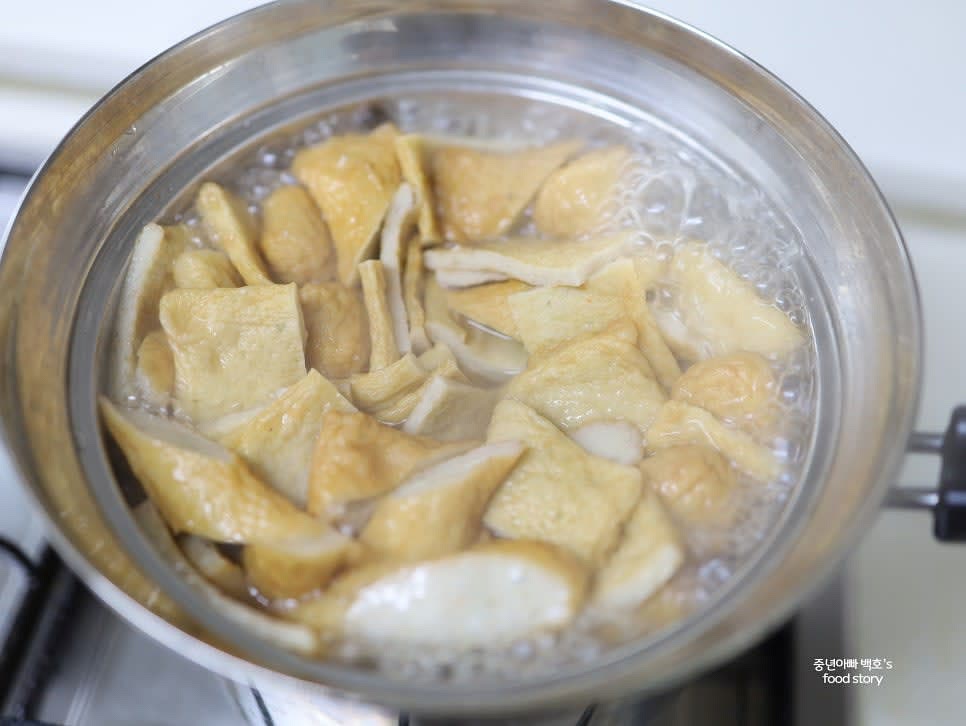 어묵과 청양고추를 넣고 센 불에서 끓입니다. 한소끔 끓인 뒤 중불로 낮춰 뭉근히 끓입니다.