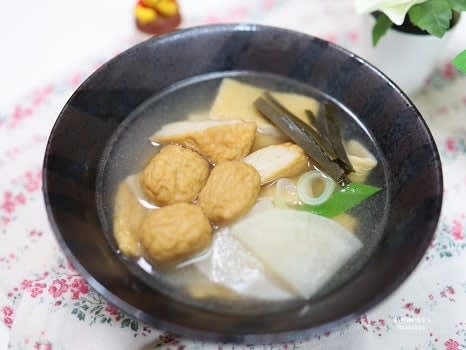 그릇에 어묵탕을 담고, 고명으로 채 썬 다시마와 대파를 올려 마무리합니다.