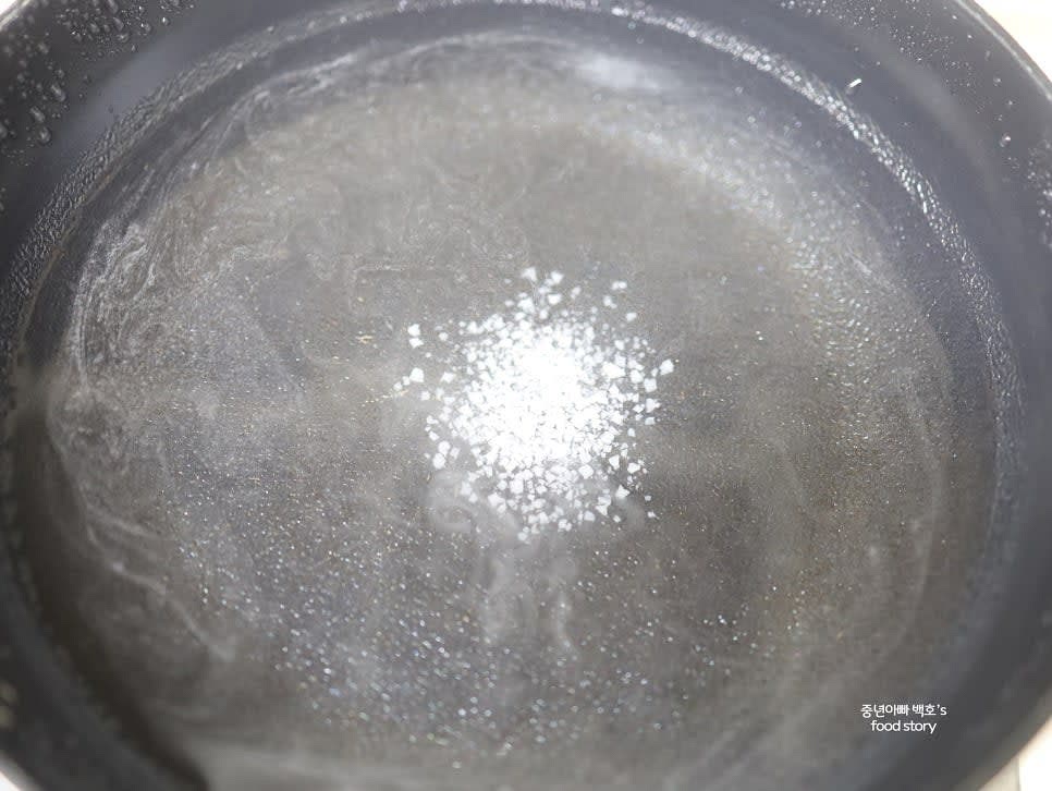 물을 넉넉히 끓이고 소금 1/2스푼을 넣습니다. 팔팔 끓는 물에 시금치를 넣고 숨이 죽을 정도로 10~15초 정도 데칩니다.