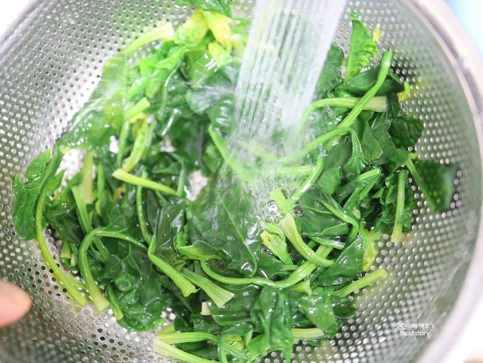 데친 시금치를 빠르게 찬물에 헹궈 열을 식히고, 손으로 물기를 꼭 짜줍니다.