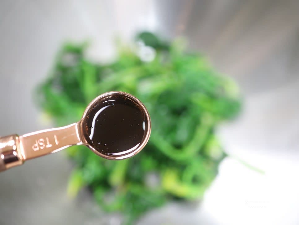 국간장 1티스푼과 참기름 1스푼을 넣고 손으로 조물조물 고르게 무쳐줍니다.